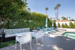 Lounge under the umbrellas then bring out some snacks and drinks poolside!