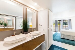 Bathroom 1 en-suite with dual sinks, and shower/tub combo