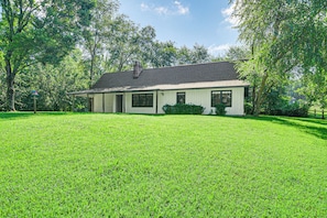 Home Exterior | Expansive Yard Space | Outdoor Fire Pit