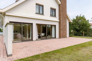 Terrace with table included