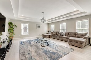 Living Room | Queen Sleeper Sofa | 1st Floor | Smart TV | Free WiFi