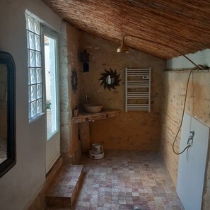 Unclassified image, 5 of 15, button
