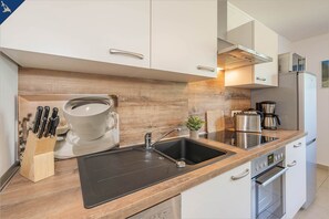 Küche mit Kaffeemaschine und Backofen