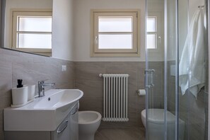 Autumn, Bathroom, Spring, Summer