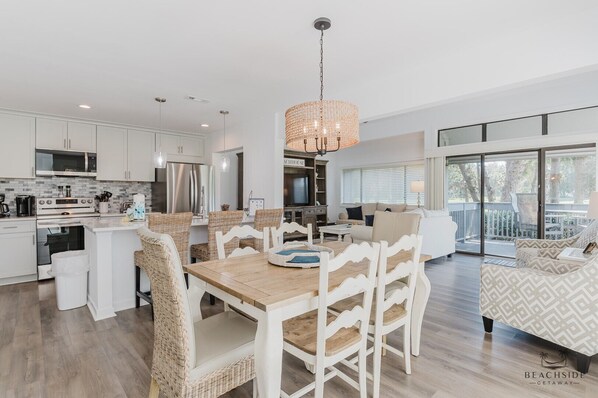 255 Turnberry - Bright Corner Townhouse
