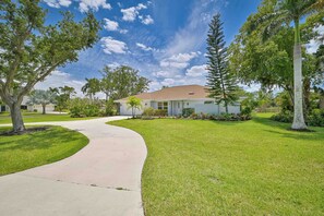 Bonita Vanderbilt - Beautiful remodeled pool home on oversized lot