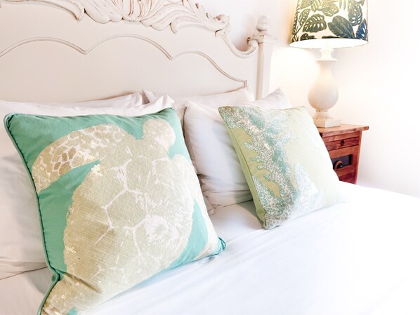 Drift to sleep in Kas di Amor’s coastal bedroom, where sea turtle decor and ocean hues create a tranquil escape. Wake to gentle breezes and palm trees swaying just beyond your window.