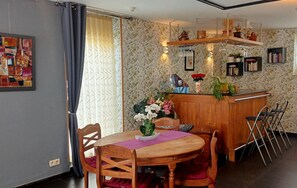 Tchin Tchin avant le bon repas du soir de prendre l'apéro autour de ce bar équipé d'un congélateur