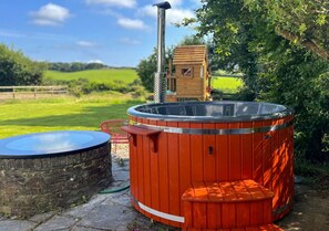 Outdoor spa tub