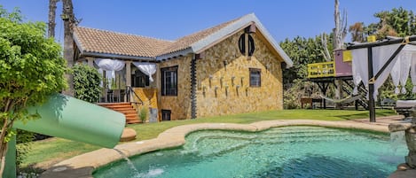 Cubo's Whitestone Villa Family Fun