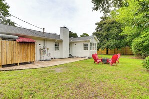 Fenced Backyard | Fire Pit | Outdoor Shower | 2 Mi to UNCW Campus