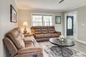 Living Room | Smart TV | Free WiFi | Central Heating & A/C