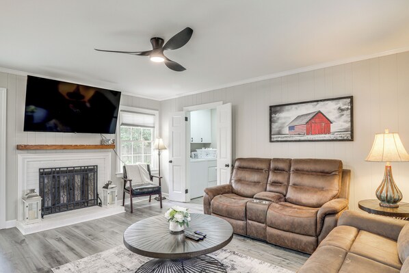 Wilmington Vacation Rental | 5BR | 2BA | 2,032 Sq Ft | 4 Steps Required