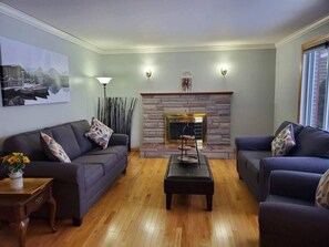 Living rm with Queen sofa bed
