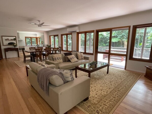 Lounge & dining area