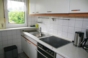 Ferienwohnung, 70m², 1-3 Pers.-Saubere und helle Küche mit Backofen, Kühlschrank und Kaffeemaschine