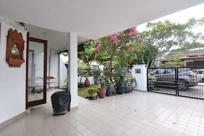 The car porch area.