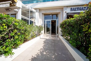 Entrada luminosa con vegetación