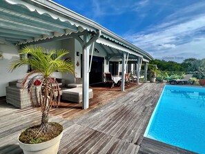 The terrace of the Vaïtea villa and its infinity pool