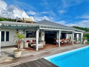 The large terrace of the Vaïtea villa