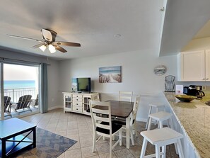 Dining Area and Breakfast Bar
