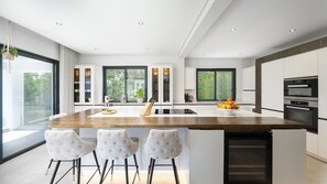 A sleek and minimalist modern kitchen, blending clean lines and functionality for a perfect cooking space.

#Algarve #Portugal #ModernKitchen #GourmetCooking #LuxuryVilla