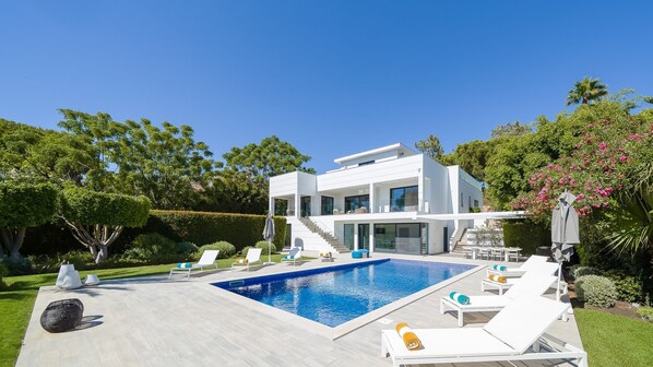 Stunning modern villa with a large private pool, spacious sun terrace, and lush gardens, offering the perfect luxurious getaway.

#LuxuryVilla #PrivatePool #Algarve #Portugal #LuxuryRetreat