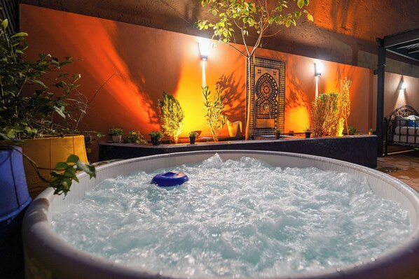 Outdoor spa tub