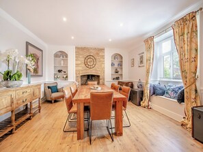 Dining room | Greenhill Farmhouse, Bletchingdon