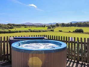 Hot tub | Tanydderwen, Caernarfon