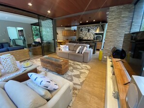 Nosso aconchegante espaço gourmet, totalmente integrado à sala de estar.