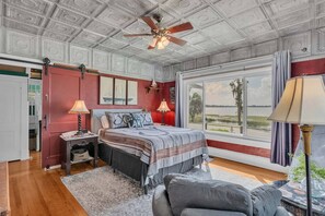 Downstairs Queen bedroom with en-suite bathroom with amazing views of Lake Howard!