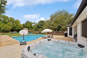 Amazing hot tub to relax and enjoy your stay