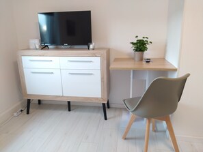 SmartTV, freies & schnelles Internet und multifunktionaler Schreib-/Wickeltisch