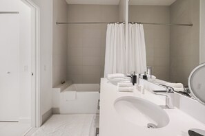Bathroom (ensuite)