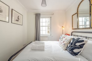Cosy Bedroom with Double Bed at 8 Abbey Street