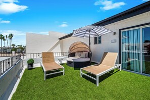 Rooftop Lounge Chairs: The Perfect Addition to Your Airbnb Stay