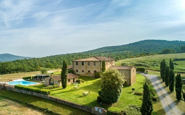 Activities, Amenities, Autumn, Balcony / Terrace / Patio, Building Exterior, Garden, Pool, Spring, Summer