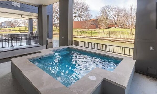 Cocktail pool
