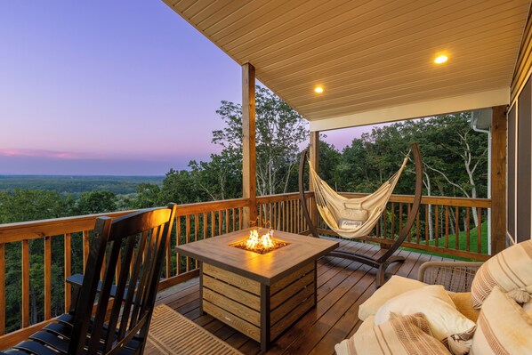 Propane fire pit - Balcony with Blackstone Grill!