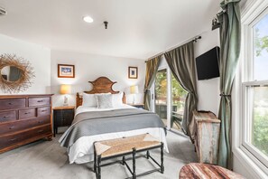 Queen Bedroom: Cozy bed, bed bench and TV