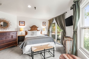Queen Bedroom: Cozy bed, bed bench and TV