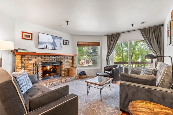 Living Room: Comfortable Sofa, Fireplace and TV