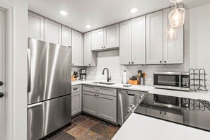 Kitchen: Fully equipped with new appliances