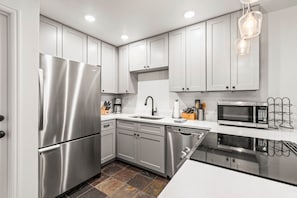 Kitchen: Fully equipped with new appliances