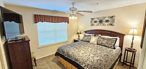 Gorgeous Spare Bedroom, king Serta bed, beautiful decor, and TV with Cable!