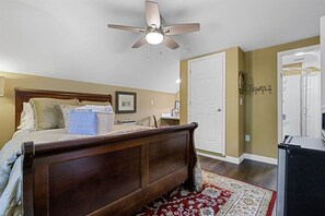 Uschie's room is upstairs and within walking distance of downtown Greensboro and Cone Hospital
