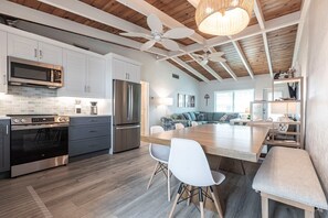 04 Dining/Kitchen