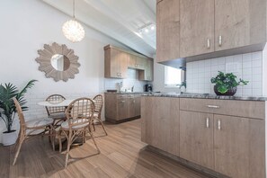 04 Dining Area