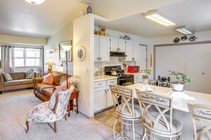 Living Room/Kitchen | Central Heating | Open Floor Plan | Free WiFi